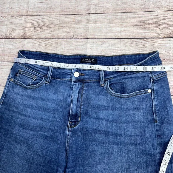 Judy Blue Womens Size 2XL Medium Wash High Rise Denim Shorts Curvy Plus Size - Picture 6 of 11